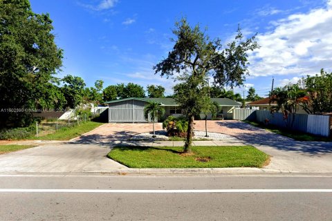 Villa ou maison à vendre à Palm Springs, Floride: 3 chambres, 166.3 m2 № 1225000 - photo 1