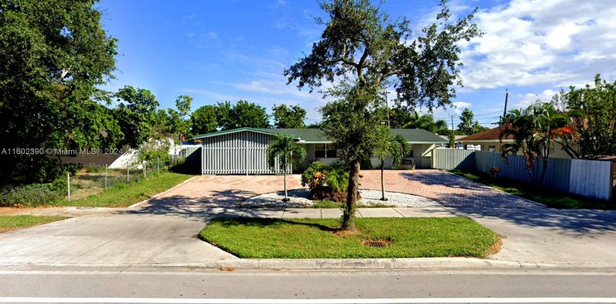 House in Palm Springs, Florida 3 bedrooms, 166.3 sq.m. № 1225000