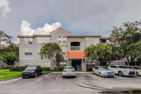 Condo in Tampa, Florida, 2 bedrooms  № 1351576 - photo 1