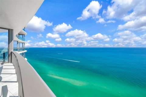 Condo in Sunny Isles Beach, Florida, 2 bedrooms  № 1029835 - photo 9