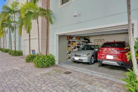 Townhouse in Pompano Beach, Florida 4 bedrooms, 173.17 sq.m. № 1029833 - photo 3