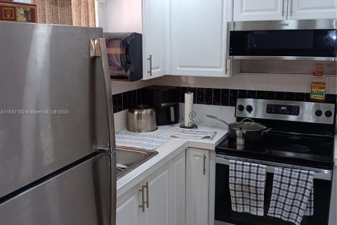 Condo in Miami, Florida, 2 bedrooms  № 1381851 - photo 8