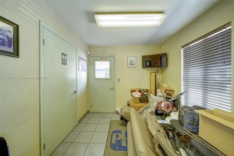 Propiedad comercial en venta en Miami, Florida № 1381802 - foto 18