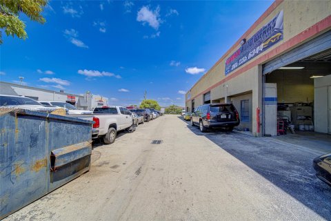 Propiedad comercial en venta en Miami, Florida № 1381802 - foto 10