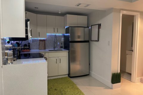 Condo in Miami Beach, Florida, 1 bedroom  № 1057665 - photo 12