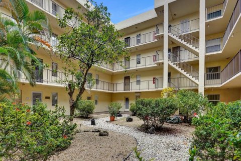 Condo in Lauderdale Lakes, Florida, 1 bedroom  № 1057664 - photo 1