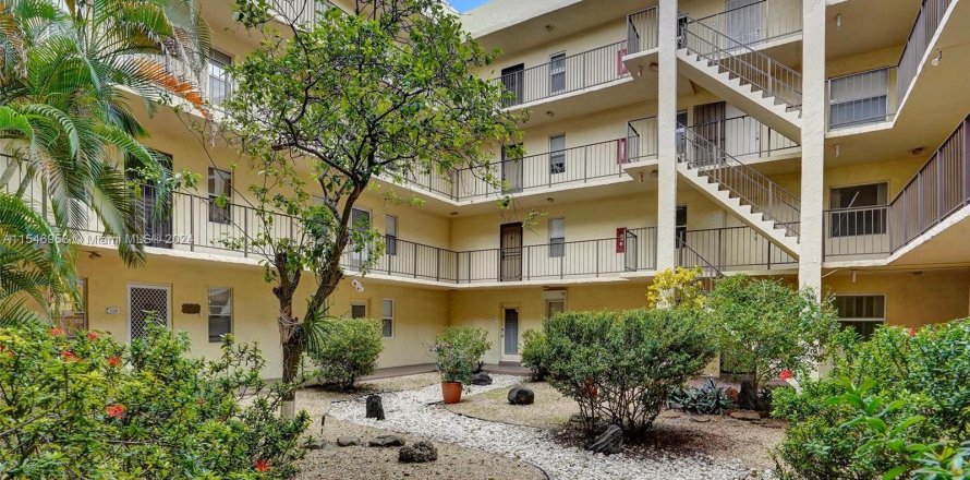 Condo in Lauderdale Lakes, Florida, 1 bedroom  № 1057664