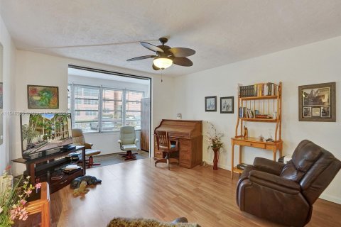 Condo in Lauderdale Lakes, Florida, 1 bedroom  № 1057664 - photo 8