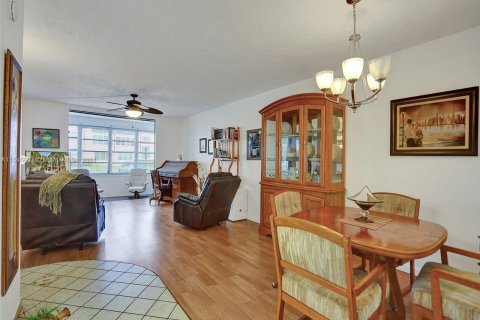 Condo in Lauderdale Lakes, Florida, 1 bedroom  № 1057664 - photo 6