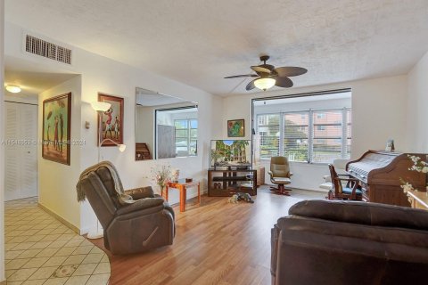 Condo in Lauderdale Lakes, Florida, 1 bedroom  № 1057664 - photo 7