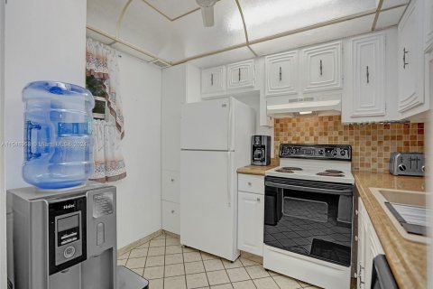 Condo in Lauderdale Lakes, Florida, 1 bedroom  № 1057664 - photo 3