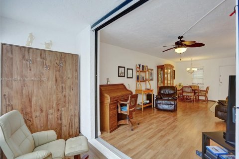 Condo in Lauderdale Lakes, Florida, 1 bedroom  № 1057664 - photo 13