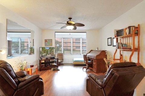 Condo in Lauderdale Lakes, Florida, 1 bedroom  № 1057664 - photo 9