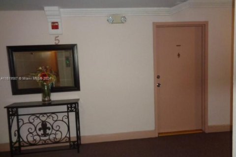 Condo in Miami, Florida, 1 bedroom  № 1241443 - photo 4