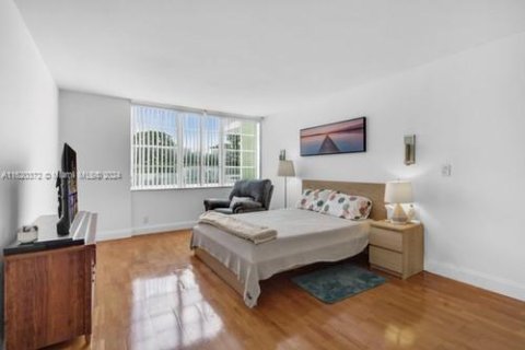 Condo in North Miami, Florida, 1 bedroom  № 1241361 - photo 11