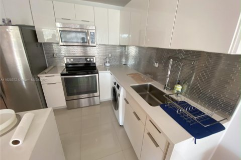 Condo in North Miami, Florida, 1 bedroom  № 1241361 - photo 1