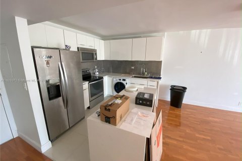 Condominio en venta en North Miami, Florida, 1 dormitorio, 79.62 m2 № 1241361 - foto 2