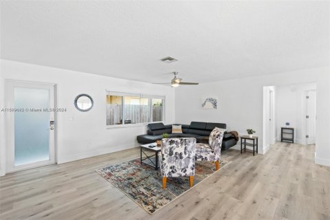 Immobilier commercial à vendre à Wilton Manors, Floride: 210.7 m2 № 1241444 - photo 3