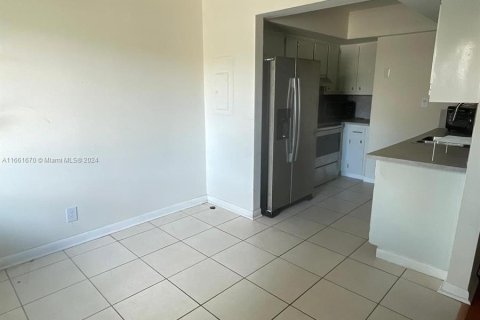 Townhouse in Lauderhill, Florida 2 bedrooms, 87.7 sq.m. № 1375838 - photo 5