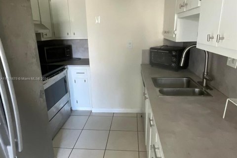 Townhouse in Lauderhill, Florida 2 bedrooms, 87.7 sq.m. № 1375838 - photo 4