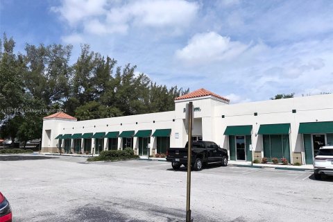 Commercial property in Miami Lakes, Florida № 1158900 - photo 1