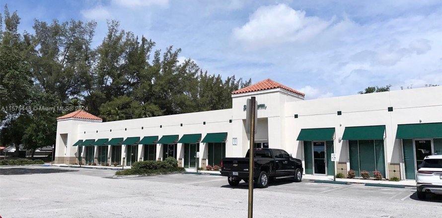 Commercial property in Miami Lakes, Florida № 1158900