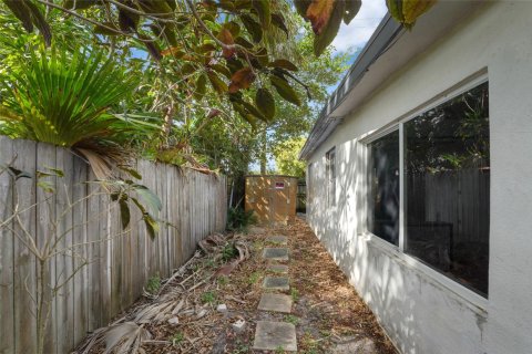 House in Wilton Manors, Florida 2 bedrooms, 96.71 sq.m. № 1029632 - photo 7