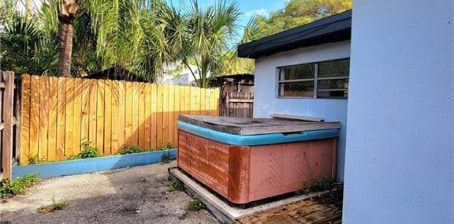 House in Wilton Manors, Florida 2 bedrooms, 96.71 sq.m. № 1029632