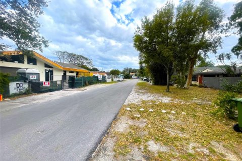 House in Wilton Manors, Florida 2 bedrooms, 96.71 sq.m. № 1029632 - photo 5