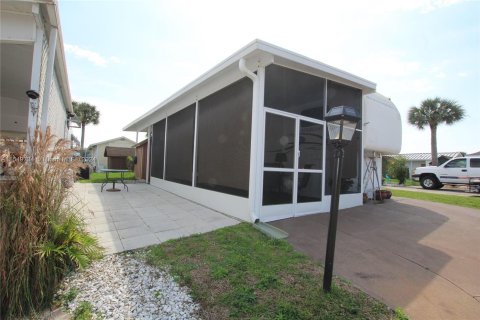 House in Okeechobee, Florida 1 bedroom, 32.52 sq.m. № 1060463 - photo 4