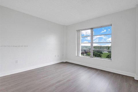 Condo in Lauderhill, Florida, 2 bedrooms  № 1095870 - photo 16