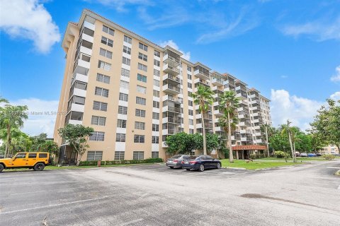 Condo in Lauderhill, Florida, 2 bedrooms  № 1095870 - photo 2