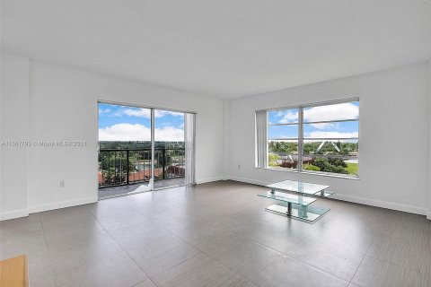 Condo in Lauderhill, Florida, 2 bedrooms  № 1095870 - photo 6