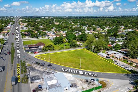 Propiedad comercial en venta en Miami, Florida № 1388058 - foto 4