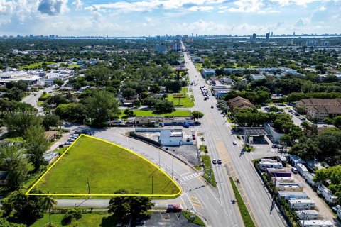 Propiedad comercial en venta en Miami, Florida № 1388058 - foto 1