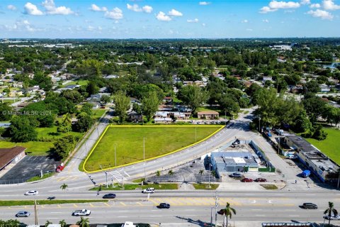 Propiedad comercial en venta en Miami, Florida № 1388058 - foto 9