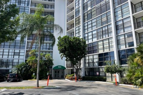 Condo in Hallandale Beach, Florida, 1 bedroom  № 1061003 - photo 26