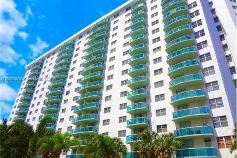 Copropriété à vendre à Sunny Isles Beach, Floride: 2 chambres, 141.68 m2 № 1060983 - photo 1