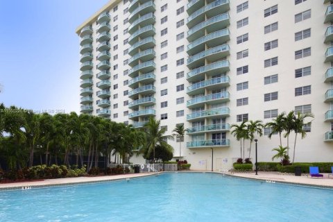 Condominio en venta en Sunny Isles Beach, Florida, 2 dormitorios, 141.68 m2 № 1060983 - foto 2