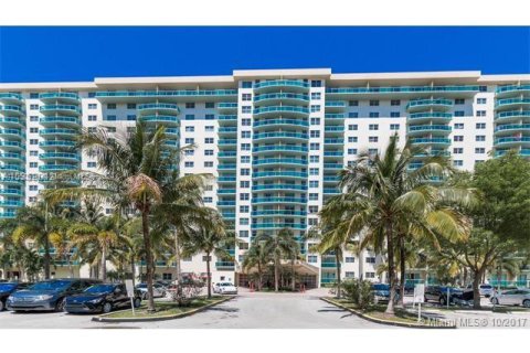 Condominio en venta en Sunny Isles Beach, Florida, 2 dormitorios, 141.68 m2 № 1060983 - foto 3