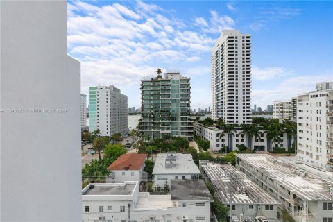 Condo in Miami Beach, Florida, 2 bedrooms  № 1044891 - photo 15