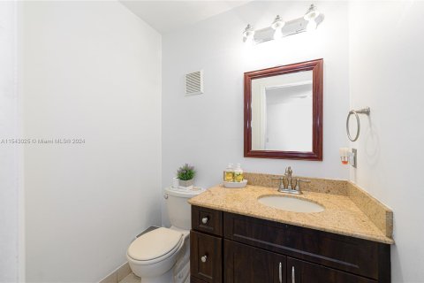 Condo in Miami, Florida, 1 bedroom  № 1059575 - photo 11