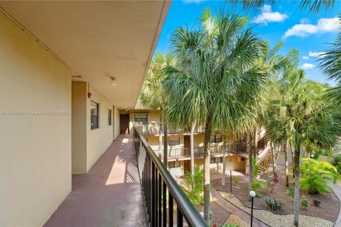 Condo in Miami, Florida, 1 bedroom  № 1059575 - photo 14