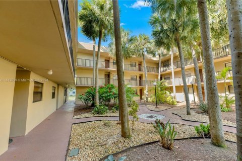 Condo in Miami, Florida, 1 bedroom  № 1059575 - photo 16