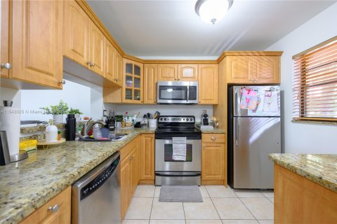 Condo in Miami, Florida, 1 bedroom  № 1059575 - photo 1