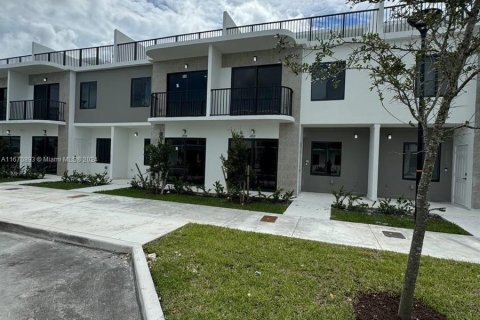 Townhouse in Homestead, Florida 4 bedrooms № 1396761 - photo 1