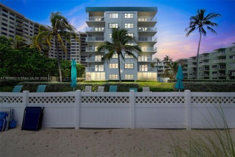 Condo in Lauderdale-by-the-Sea, Florida, 2 bedrooms  № 1226589 - photo 22