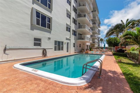Condo in Lauderdale-by-the-Sea, Florida, 2 bedrooms  № 1226589 - photo 18
