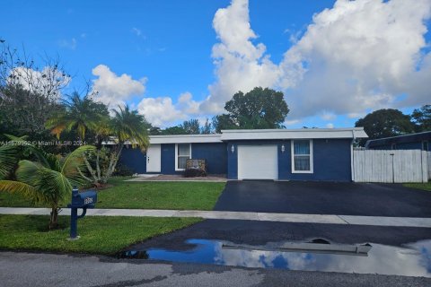 Casa en venta en Tamarac, Florida, 3 dormitorios, 179.39 m2 № 1409361 - foto 1