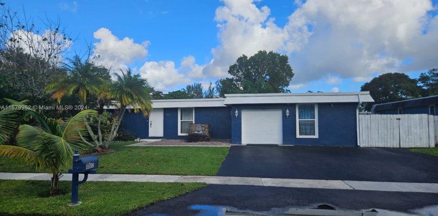 House in Tamarac, Florida 3 bedrooms, 179.39 sq.m. № 1409361